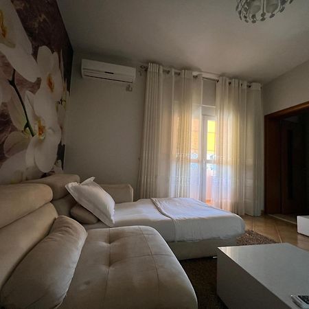 Sunkissed Centre Apartment Vlore Bagian luar foto